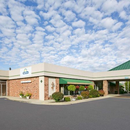 Days Inn By Wyndham Sidney Oh Kültér fotó