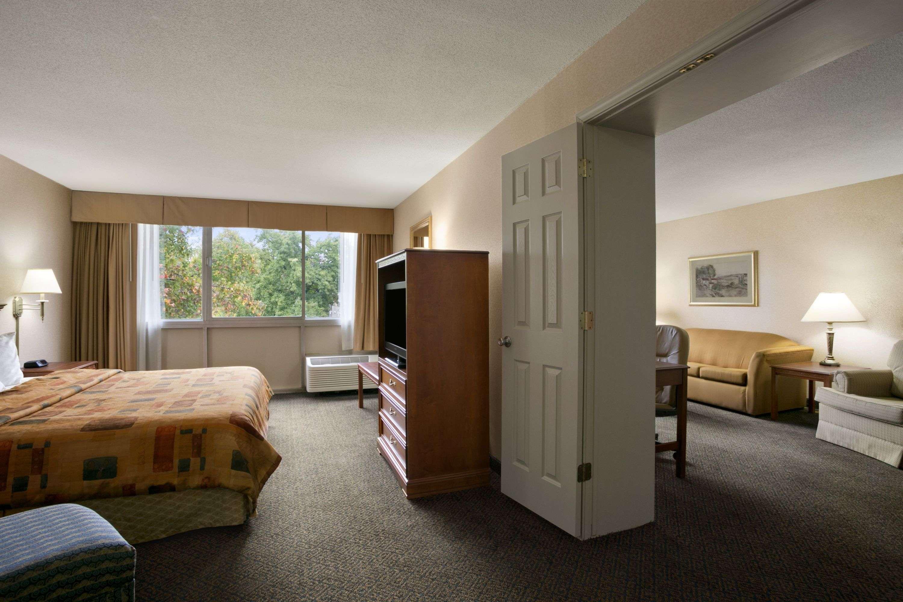 Days Inn By Wyndham Sidney Oh Kültér fotó